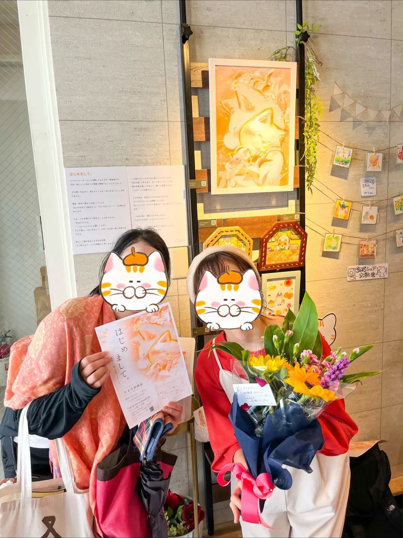 個展会場で花束を持つやまみと来場者