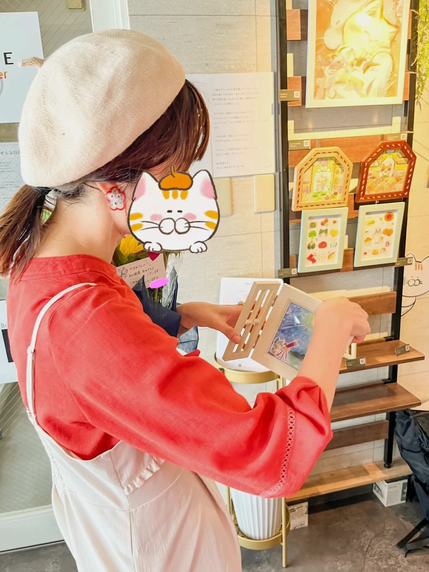 個展会場で作品を手に取って楽しむ様子