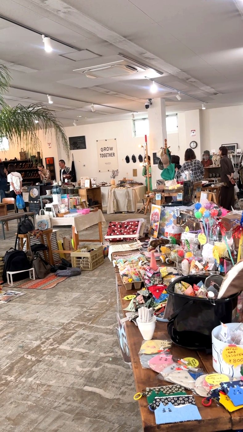 grin＋の会場全体。たくさんの作家さんのブースが並ぶ賑わい